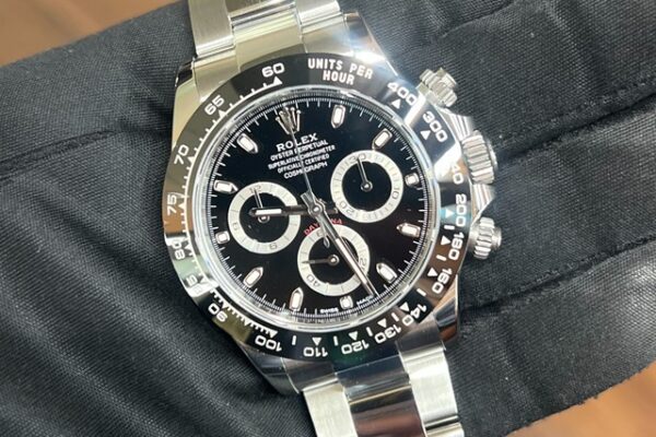 定番モデルが続々と入荷してきております！！