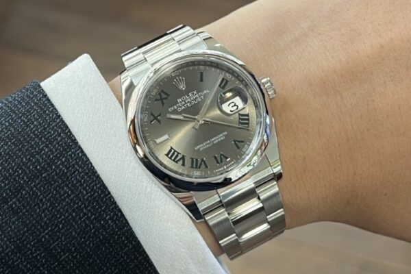 幅広いシーンでご愛用いただける頼れる一本！Ref.126200