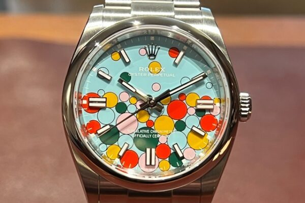 カラフルなダイヤルが魅力的　Ref.126000