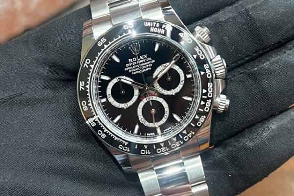 新作モデルの中古が入荷しております！