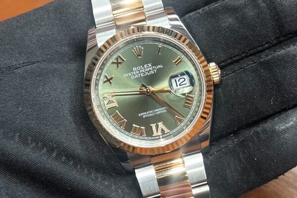 煌びやかな個体が入荷しております！